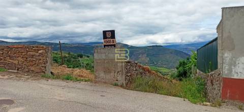 Terreno urbano com duas frentes, com uma área total de 1960 m² localizado em Vila Seca, Armamar