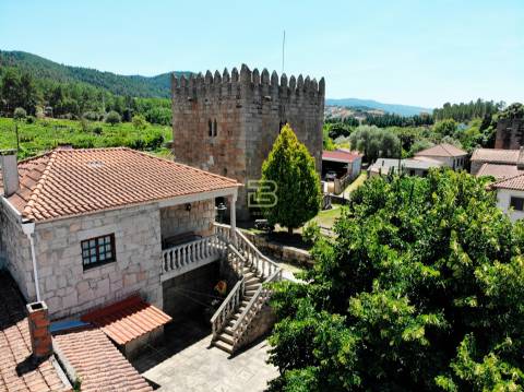 Localizada na aldeia de Santo Estevão, esta encantadora moradia de tipologia T3