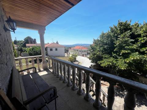 Localizada na aldeia de Santo Estevão, esta encantadora moradia de tipologia T3