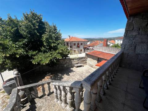 Localizada na aldeia de Santo Estevão, esta encantadora moradia de tipologia T3