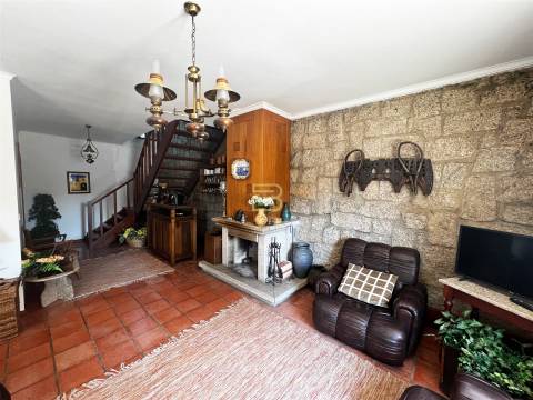 Localizada na aldeia de Santo Estevão, esta encantadora moradia de tipologia T3