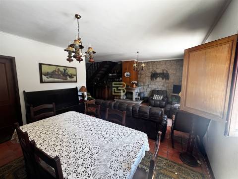 Localizada na aldeia de Santo Estevão, esta encantadora moradia de tipologia T3