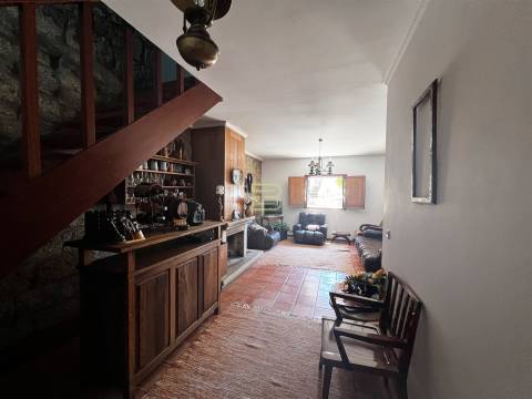 Localizada na aldeia de Santo Estevão, esta encantadora moradia de tipologia T3