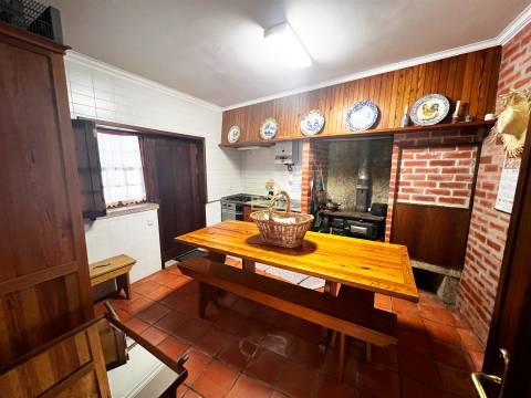 Localizada na aldeia de Santo Estevão, esta encantadora moradia de tipologia T3