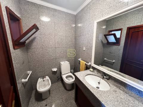 Localizada na aldeia de Santo Estevão, esta encantadora moradia de tipologia T3