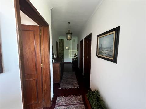 Localizada na aldeia de Santo Estevão, esta encantadora moradia de tipologia T3