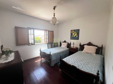 Localizada na aldeia de Santo Estevão, esta encantadora moradia de tipologia T3