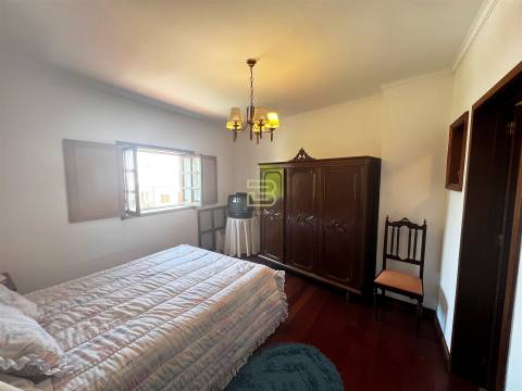 Localizada na aldeia de Santo Estevão, esta encantadora moradia de tipologia T3