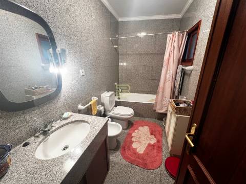 Localizada na aldeia de Santo Estevão, esta encantadora moradia de tipologia T3