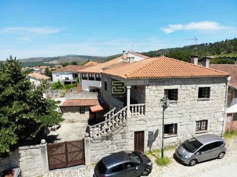 Localizada na aldeia de Santo Estevão, esta encantadora moradia de tipologia T3