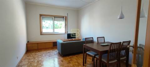 Apartamento tipologia T2 ao nível do primeiro andar com garagem box na Senhora da Hora.