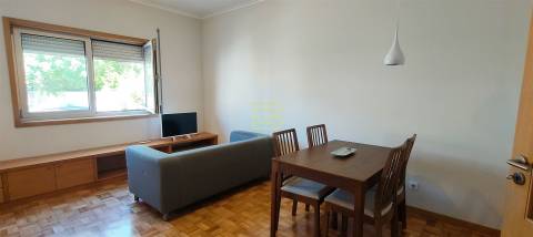 Apartamento tipologia T2 ao nível do primeiro andar com garagem box na Senhora da Hora.