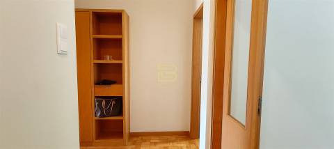 Apartamento tipologia T2 ao nível do primeiro andar com garagem box na Senhora da Hora.