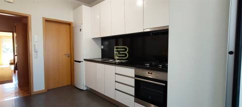 Apartamento tipologia T2 ao nível do primeiro andar com garagem box na Senhora da Hora.