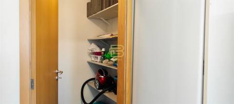 Apartamento tipologia T2 ao nível do primeiro andar com garagem box na Senhora da Hora.