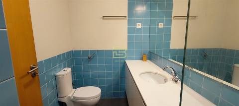 Apartamento tipologia T2 ao nível do primeiro andar com garagem box na Senhora da Hora.