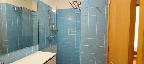 Apartamento tipologia T2 ao nível do primeiro andar com garagem box na Senhora da Hora.