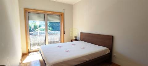 Apartamento tipologia T2 ao nível do primeiro andar com garagem box na Senhora da Hora.