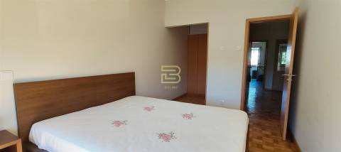 Apartamento tipologia T2 ao nível do primeiro andar com garagem box na Senhora da Hora.