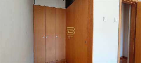 Apartamento tipologia T2 ao nível do primeiro andar com garagem box na Senhora da Hora.