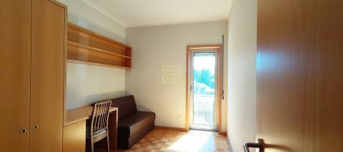 Apartamento tipologia T2 ao nível do primeiro andar com garagem box na Senhora da Hora.