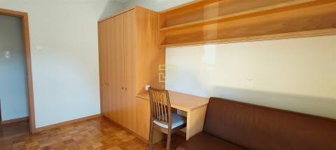 Apartamento tipologia T2 ao nível do primeiro andar com garagem box na Senhora da Hora.