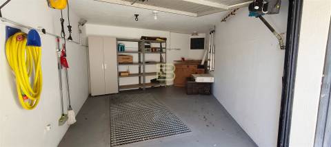 Apartamento tipologia T2 ao nível do primeiro andar com garagem box na Senhora da Hora.