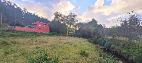 Terreno com uma área generosa e bem posicionada, localizado em Sandim, Vila Nova de Gaia