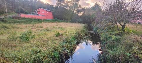 Terreno com uma área generosa e bem posicionada, localizado em Sandim, Vila Nova de Gaia