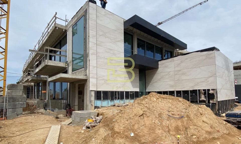 Moradia de Luxo T3 Duplex em Vila Nova de Gaia, na 1ª linha do mar