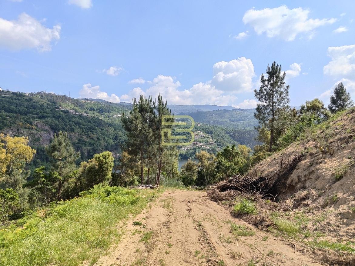 TERRENO MISTO com 28 588m2 com VISTA permanente para o RIO em Paços de Gaiolo, Marco de Canaveses