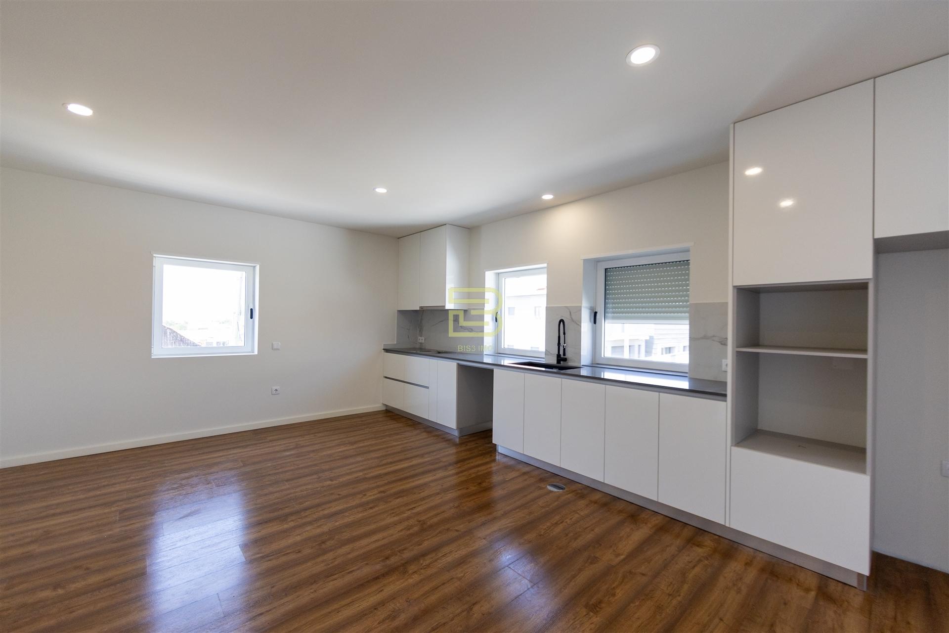 APARTAMENTO T2 totalmente RENOVADO, cozinha em OPEN SPACE, 2 Lugares de Estacionamento Privados