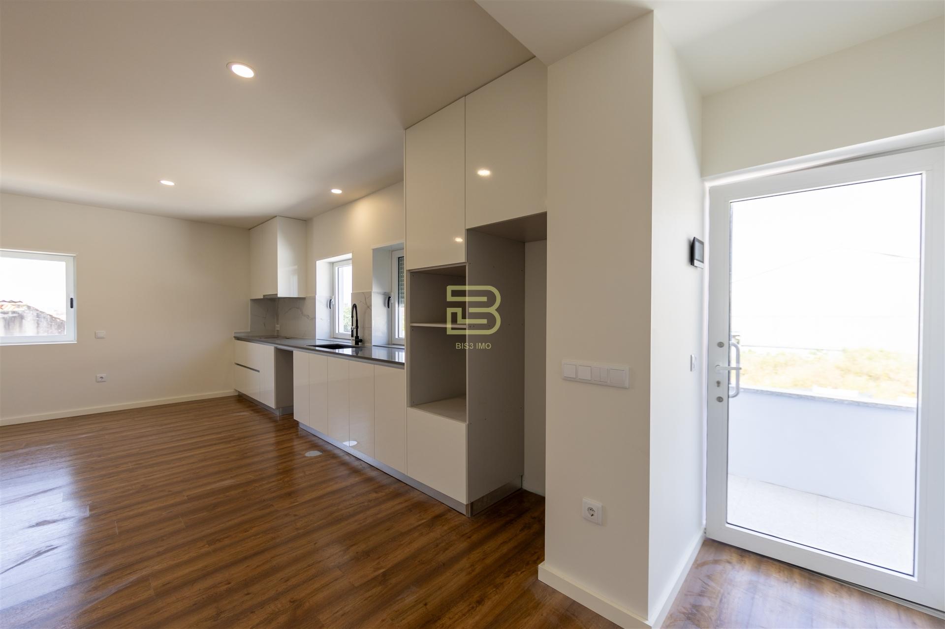 APARTAMENTO T2 totalmente RENOVADO, cozinha em OPEN SPACE, 2 Lugares de Estacionamento Privados