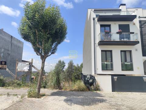 LOTE de TERRENO com 209,86 m2 em Ermesinde, PROJETO APROVADO para CONSTRUÇÃO de MORADIA BIFAMILIAR