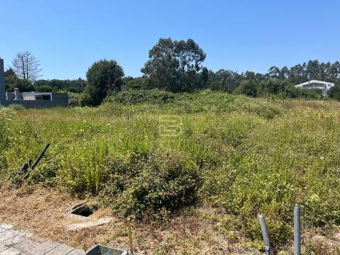 DOIS LOTES de TERRENO URBANO para construção, com ÁREA TOTAL de 481m², zona residencial em Ermesinde