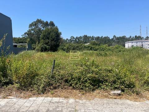 DOIS LOTES de TERRENO URBANO para construção, com ÁREA TOTAL de 481m², zona residencial em Ermesinde
