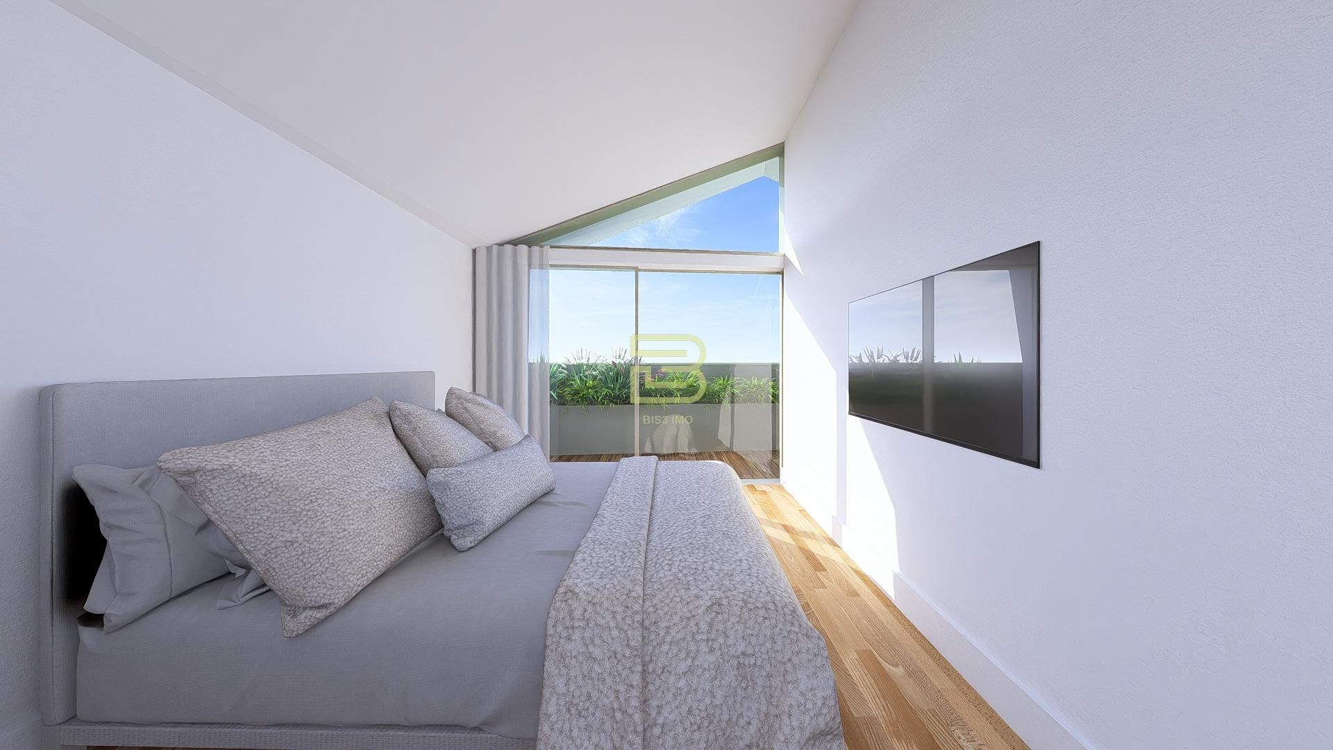 Apresentamos este T1 de 75,55 m² no terceiro andar de um prédio renovado no coração do Porto.