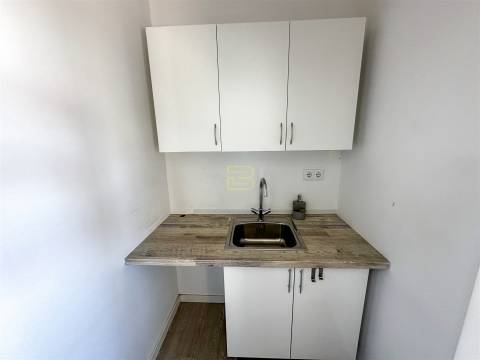 Loja para Arrendamento em Gondomar. Espaço com Receção, Sala em Open Space, dois Gabinetes.