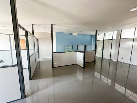 Loja para Arrendamento em Gondomar. Espaço com Receção, Sala em Open Space, dois Gabinetes.