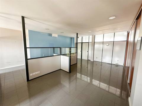 Loja para Arrendamento em Gondomar. Espaço com Receção, Sala em Open Space, dois Gabinetes.