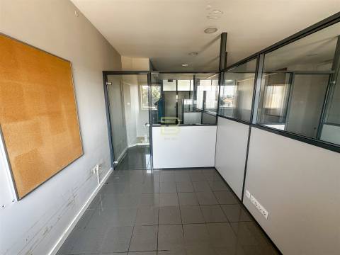 Loja para Arrendamento em Gondomar. Espaço com Receção, Sala em Open Space, dois Gabinetes.