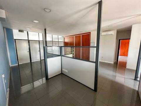 Loja para Arrendamento em Gondomar. Espaço com Receção, Sala em Open Space, dois Gabinetes.