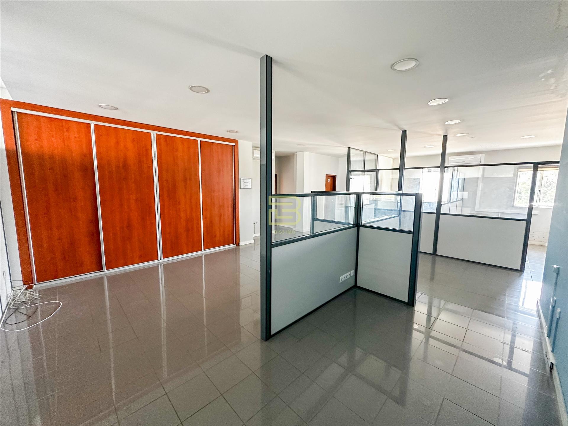 Loja para Arrendamento em Gondomar. Espaço com Receção, Sala em Open Space, dois Gabinetes.