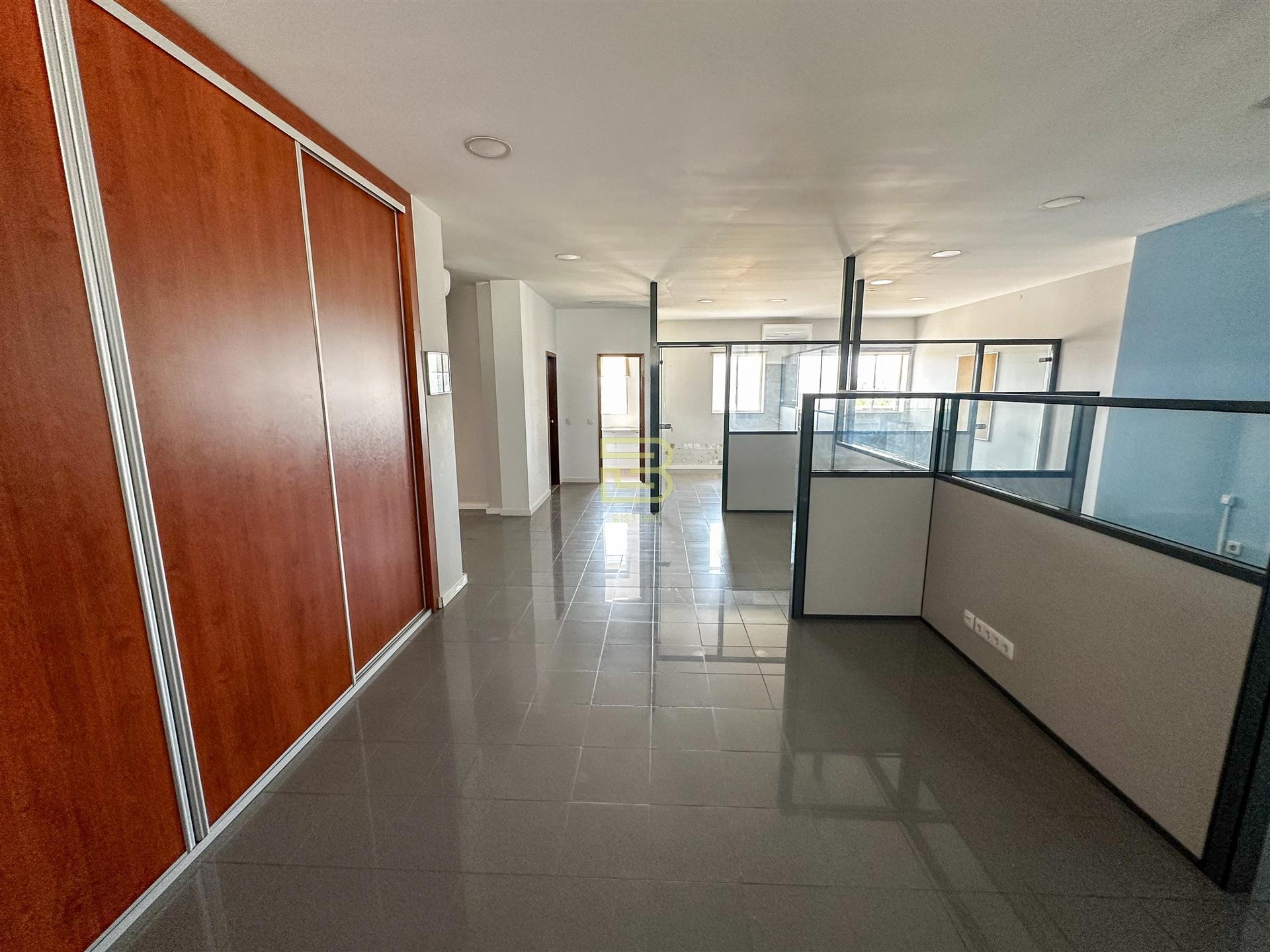 Loja para Arrendamento em Gondomar. Espaço com Receção, Sala em Open Space, dois Gabinetes.