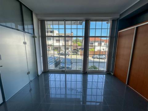 Loja para Arrendamento em Gondomar. Espaço com Receção, Sala em Open Space, dois Gabinetes.