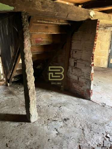 CASA em PEDRA com TERRENO para RECUPERAR ao Seu Gosto!