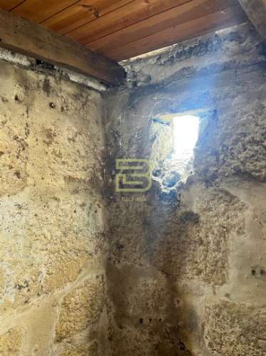 CASA em PEDRA com TERRENO para RECUPERAR ao Seu Gosto!