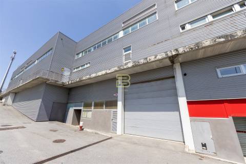 ARMAZÉM com 374m², para VENDA, na ZONA INDUSTRIAL de ERMESINDE