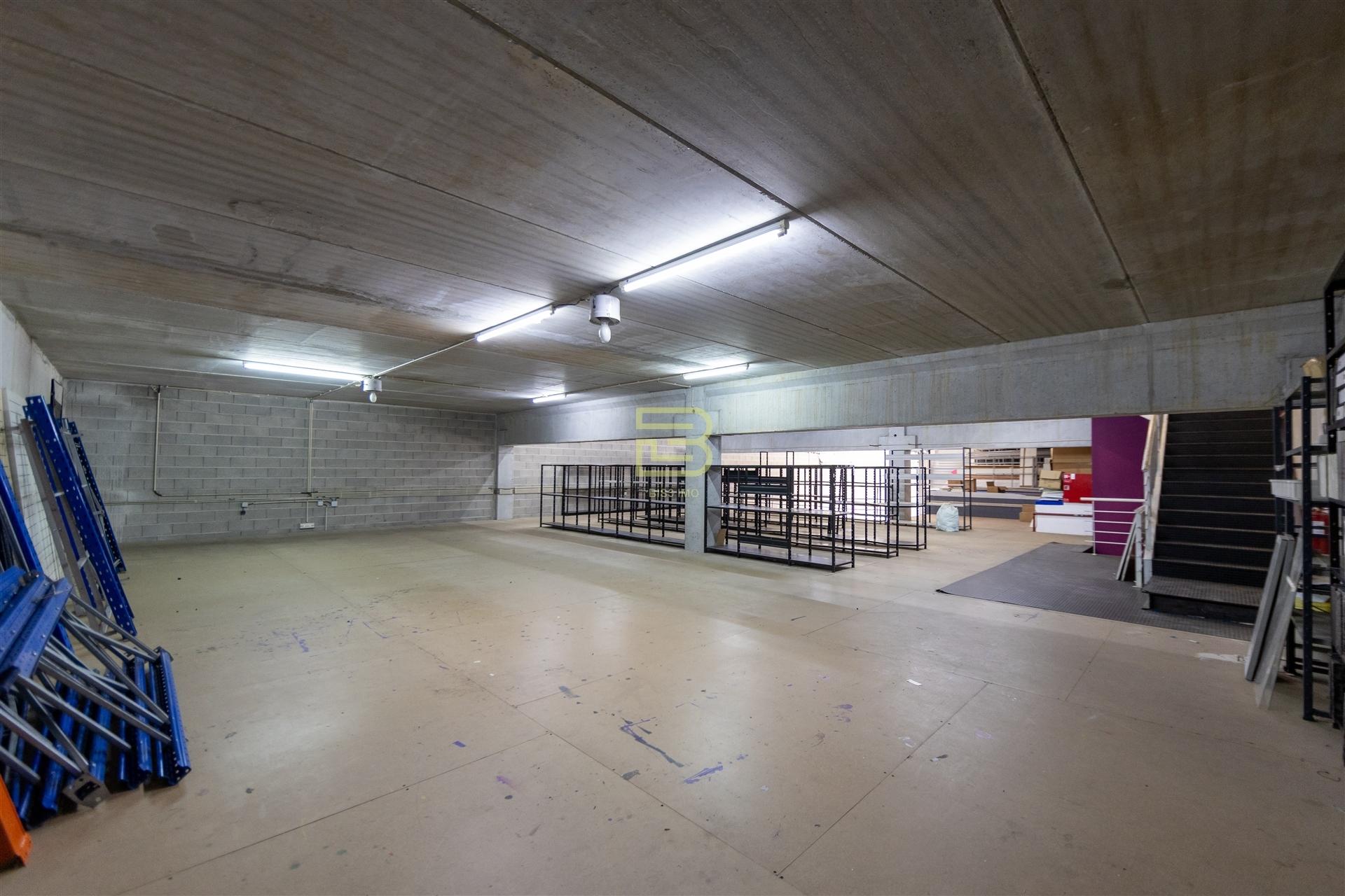 ARMAZÉM com 374m², para VENDA, na ZONA INDUSTRIAL de ERMESINDE