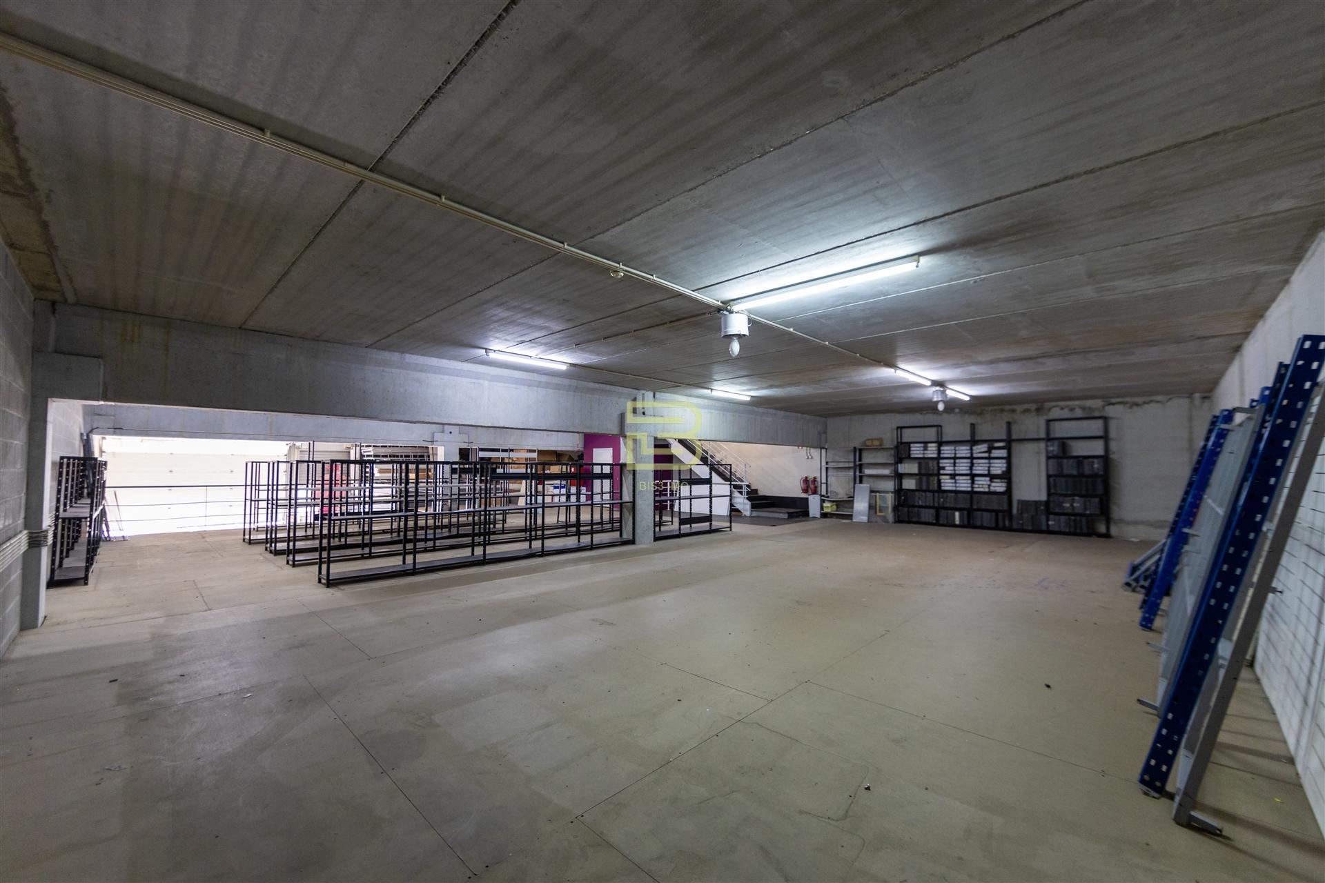 ARMAZÉM com 374m², para VENDA, na ZONA INDUSTRIAL de ERMESINDE